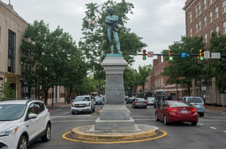 La statue en bronze d'un soldat confédéré,  monument rendant hommage à la mémoire des soldats confédérés tués pendant la guerre de Sécession, à Alexandrie, en Virginie, le 14 août 2017