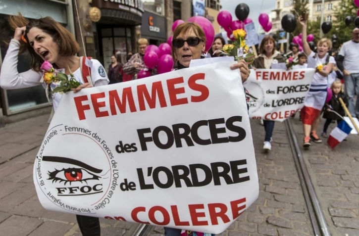 Des compagnes de policiers manifestent à Paris, le 16 septembre 2017