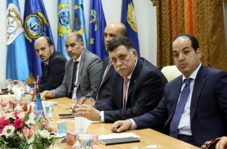Le chef du gouvernement d'union nationale libyen, Fayez al-Sarraj (2eD), et les membres de son équipe le 31 mars 2016 à Tripoli