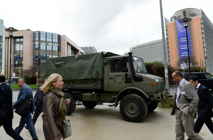 Un véhicule de l'armée garé devant les institutions européennes, le 17 novembre 2015 à Bruxelles