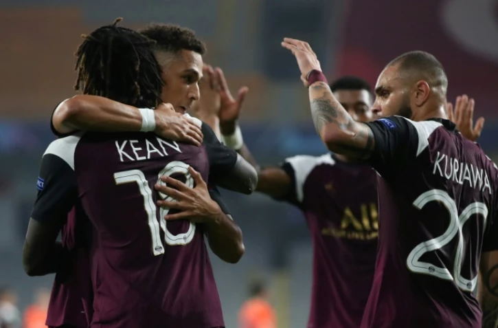 Les joueurs du PSG
se congratulent après le deuxième but de Moise Kean contre Basaksehir, le 29 octobre 2020 à Istanbul.