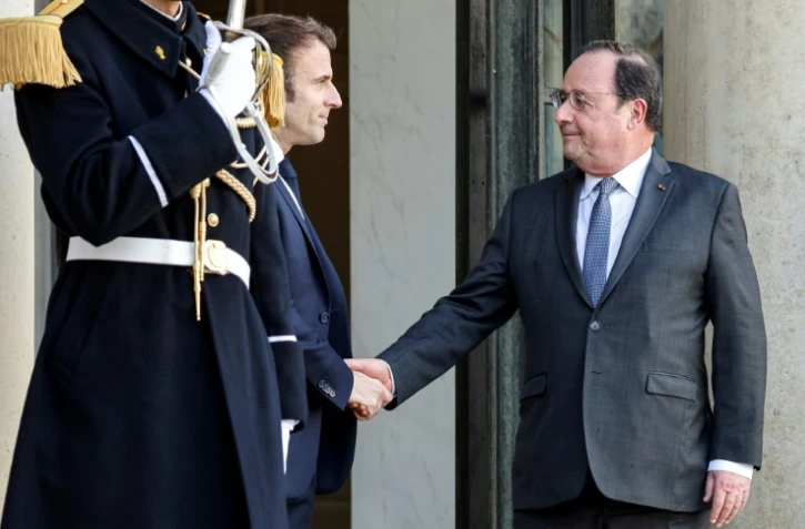 Emmanuel Macron et François Hollande à l'Elysée le 25 février 2022