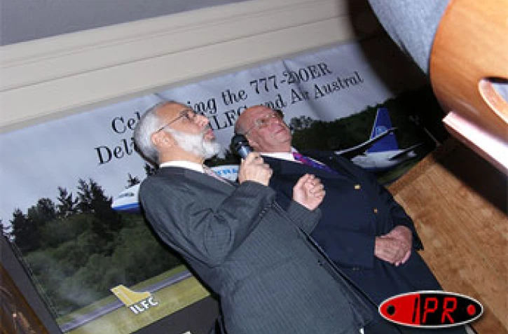 Jeudi 19 mai 2005 -

Au nom d'Air Austral, Gérard Éthève (à droite en compagnie d'Hamid Zeghmi de Boeing), dirigeant de la compagnie régionale, a pris &quot;livraison&quot; à Seattle (USA) du nouveau B 777-2OO