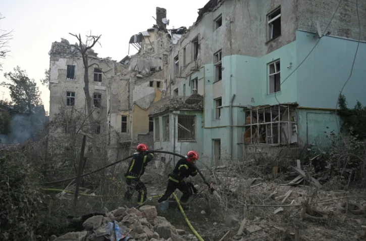 Des secouristes ukrainiens travaillent sur le site d'une attaque de missile à Lviv, dans l'ouest de l'Ukraine, le 4 septembre 2024