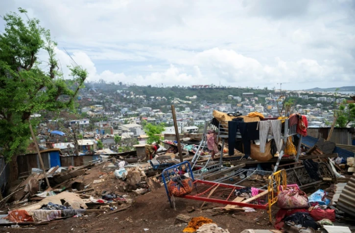 Une femme regarde les maisons détruites dans le bidonville de Cavani par le cyclone Chido, à Mayotte, le 2 janvier 2025