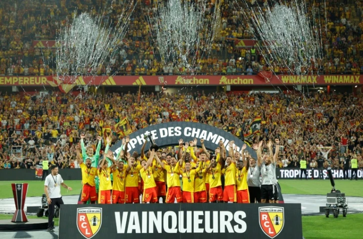 Les joueurs de Lens célèbrent leur titre dans le Trophée des champions après leur victoire 1-0 contre le Paris SG, sur la pelouse de leur stade Bollaert le 16 août 2026