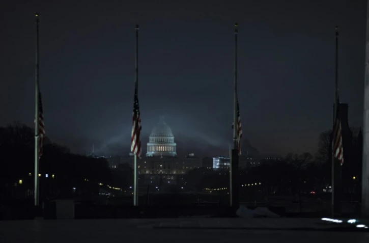 Les drapeaux en berne à Washington, devant le Capitole, le 2 décembre 2018