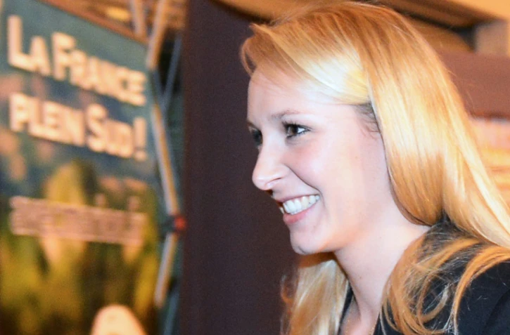 Marion Maréchal Le Pen sourit au Pontet le 6 décembre 2015 après la publication des résultats du premier tour 