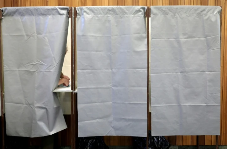 Un homme vote dans un isoloir d'un bureau de vote de la commune de La Possession à La Réunion le 11 juin 2017.