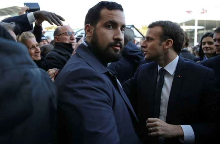 Alexandre Benalla (c) à côté d'Emmanuel Macron (d), le 24 février 2018 à Paris.