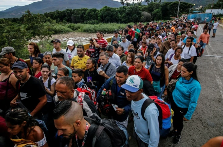 Des Vénézueliens attendent à la frontière à San Antonio del Tachira pour entrer à Cucuta, le 9 juin 2019 en Colombie,