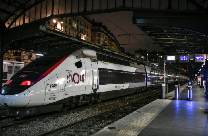 Avec un organigramme encore incomplet, la SNCF doit se transformer mercredi 1er janvier en une société anonyme qui n'embauchera plus ses nouvelles recrues au statut de cheminot.