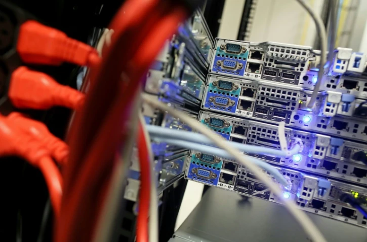 Des cables dans un centre de données dans la banlieue de Dublin, le 10 décembre 2018