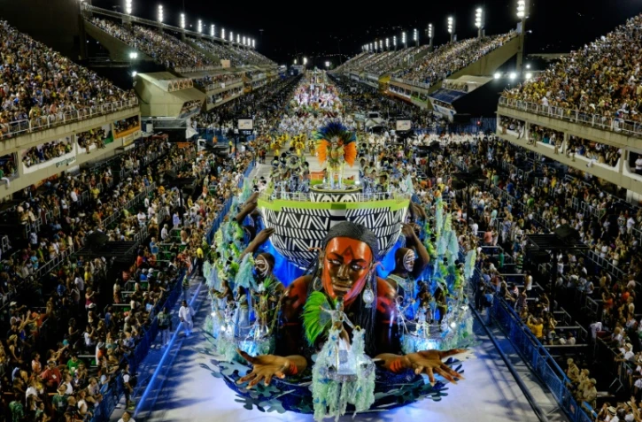 Un char d'une école de samba sur le sambadrome de Rio, lors du Carnaval le 21 février 2015