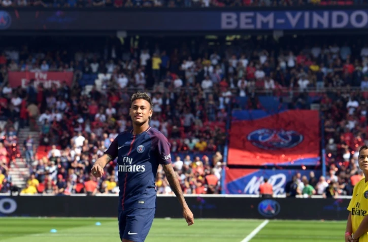 Neymar Jr, le footballeur le plus cher de la planète, présenté au public du Parc des Princes avant le match PSG-Amiens, le 5 août 2017