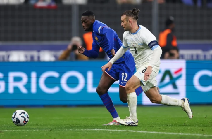 L'attaquant français Randal Kolo Muani (g) face à Israël, en Ligue des nations, le 14 novembre au Stade de France