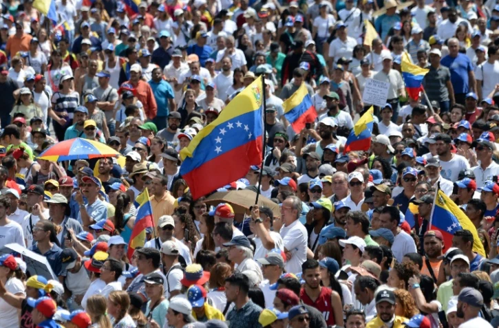 Des partisans de Juan Guaido réunis le 2 février 2019 à Caracs brandissent des drapeaux vénézuéliens