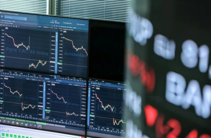Des écrans d'indices boursiers dans le bâtiment de la bourse Euronext, à La Défense, à l'ouest de Paris, le 7 avril 2025