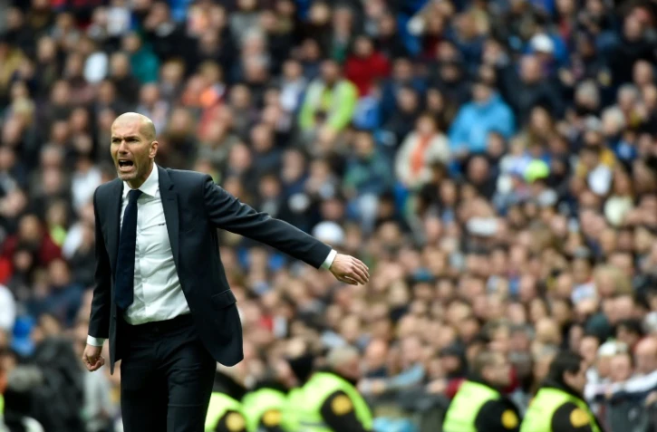L'entraîneur du Real Madrid Zinédine Zidane replace ses joueurs opposés à l'Athletic Bilbao à Santiago Bernabeu, le 13 février 2016
