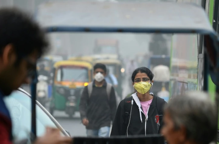 Des piétons dans une rue de New Delhi, lors d'un pic de pollution, le 9 novembre 2017 en Inde