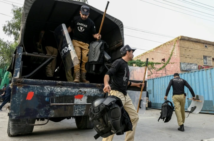 Des policiers arrivent pour être déployés dans le cadre des manifestations en cours du parti d’opposition Pakistan Tehreek-e-Insaf (PTI), qui réclame la libération de l’ancien Premier ministre Imran Khan, emprisonné, à Peshawar, le 11 octobre 2026