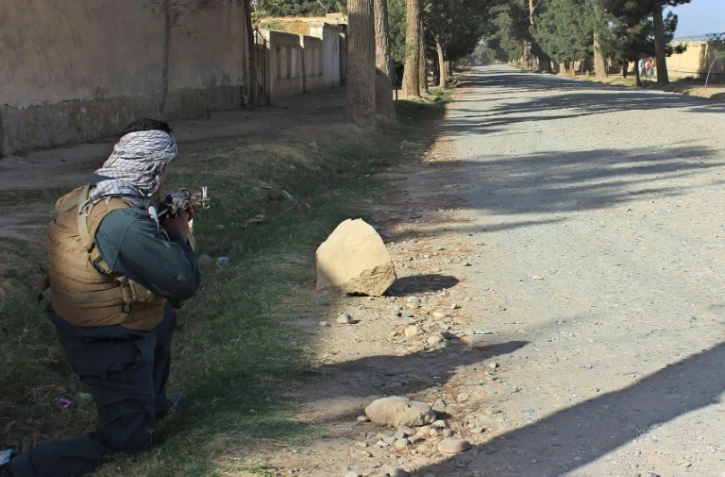 Un policier afghan le 3 octobre 2016 à Kunduz lors d'une nouvelle attaque des talibans 