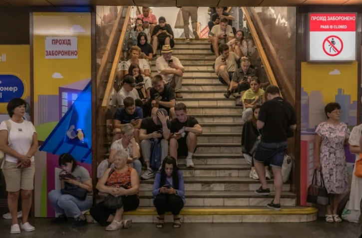 Des habitants de Kiev trouvent refuge dans la station de métro Teatralna pendant une attaque aérienne, le 26 août 2024