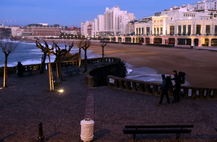 La Grande Plage de Biarritz, quasiment deserte samedi soir, en plein couvre-feu élargi à 18H pour lutter contre l'épidémie de Covid-19