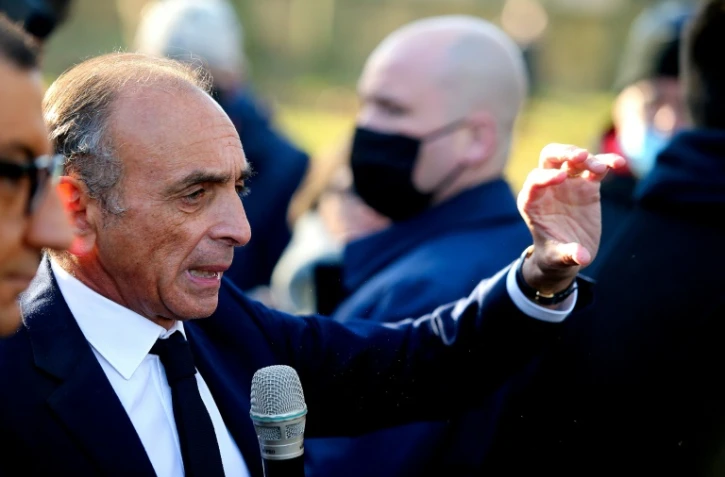 Le candidat d'extrême droite à la présidentielle française Eric Zemmour devant le château de Villers-Cotterêts, dans l'Aisne, le 15 janvier 2022