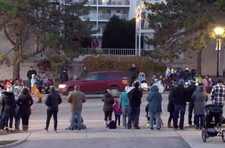 Un SUV rouge est vu faire irruption dans une parade Noël à Waukesha, Wisconsin (Etats-Unis) le 21 novembre 2021, sur une capture de vidéo