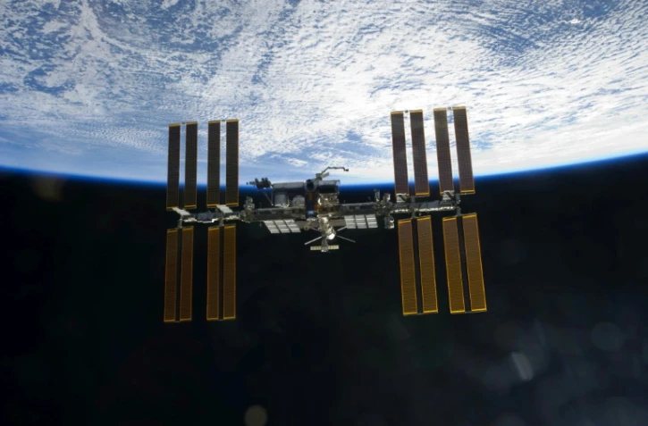 Un vaisseau Soyouz transportant deux cosmonautes russes et un astronaute américain a quitté la Station spatiale internationale et devrait atterrir au Kazakhstan