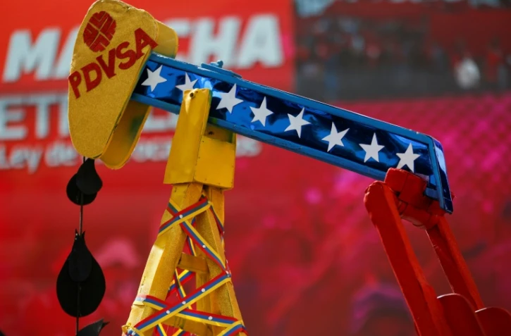 Une fausse plateforme de forage pétrolier vue lors d'une marche convoquée par le Parti socialiste unifié du Venezuela (PSUV) en soutien à la Loi sur les hydrocarbures et exigeant la libération de Maduro, à Caracas, le 29 janvier 2026