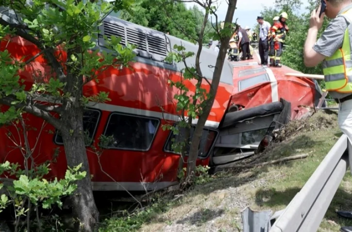 Capture vidéo de l'accident de train qui a fait quatre morts et trente blessés à Burgrain, en Allemagne, le 3 juin 2022