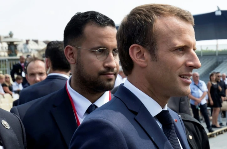 Alexandre Benalla (g) accompagne le président Emmanuel Macron lors du défilé du 14 juillet à Paris