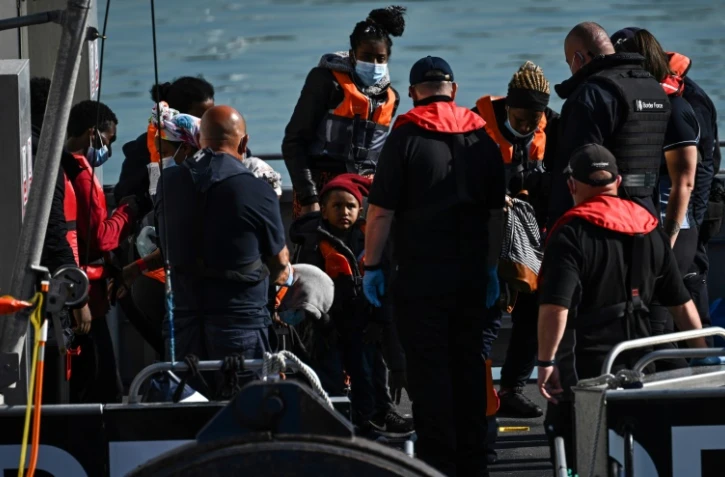 Des migrants récupérés en mer, emmenés au port de Douvres à bord d'un bateau des garde-côtes britanniques, le 16 juin 2022