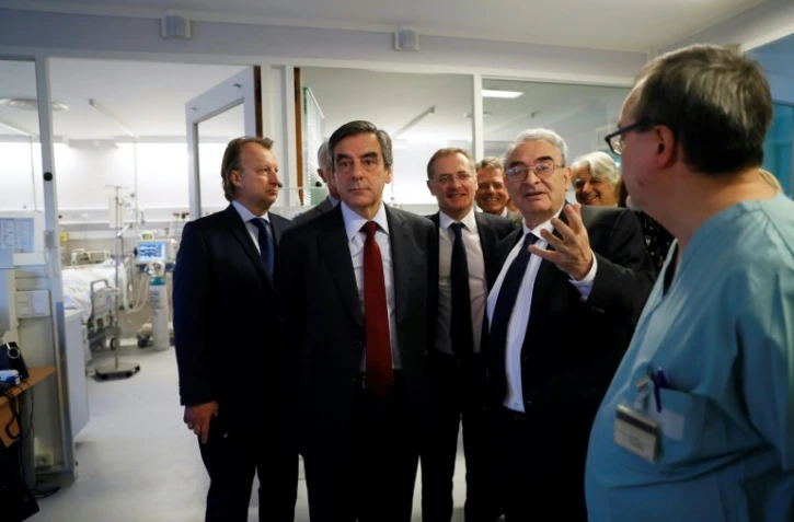 Francois Fillon (g) lors d'une visite de la clinique Marie Lannelongue au Plessis-Robinson, le 14 décembre 2016