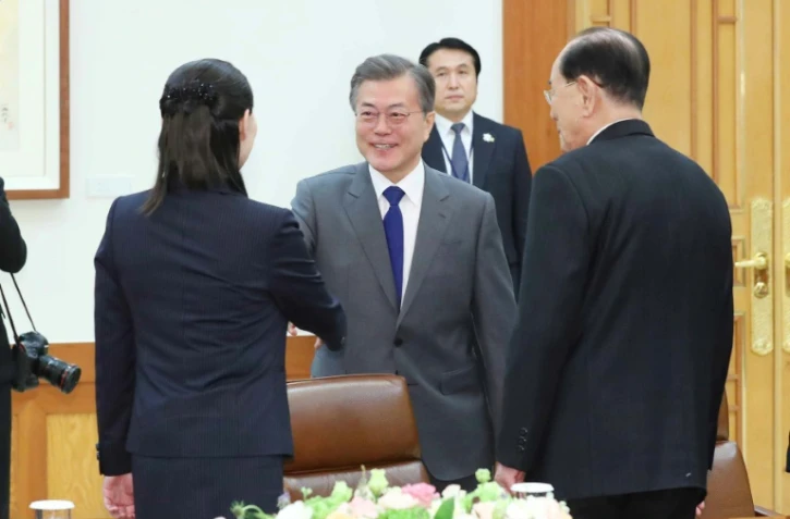 Le président de Corée du sud Moon Jae-in accueille Kim Yo Jong, la soeur du leader nord-coréen au palais présidentiel de Séoul, le 10 février 2018