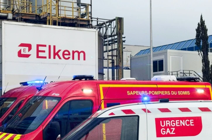 Des camions de pompiers devant l'usine chimique Elkem Silicones, après une explosion, le 22 décembre 2025 à Saint-Fons, dans le Rhône