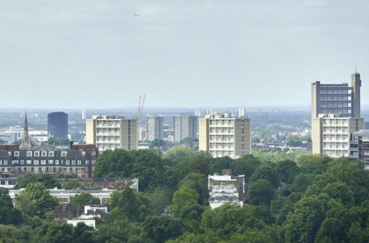La tour Grenfell détruite par un incendie (g) vue depuis l'une des cinq tours de l'ensemble Chalcots, le 23 juin 2017 à Londres