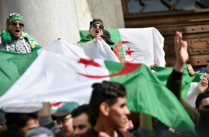 Des étudiants algériens manifestent à Alger le 5 mars 2019, une dizaine de jours après le début d'un mouvement de contestation inédit contre le président Abdelaziz Bouteflika qui se présente à un 5e mandat