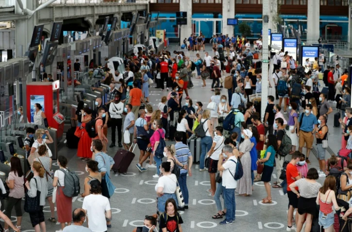 Des passagers en gare de Lyon, le 31 juillet 2020 à Paris