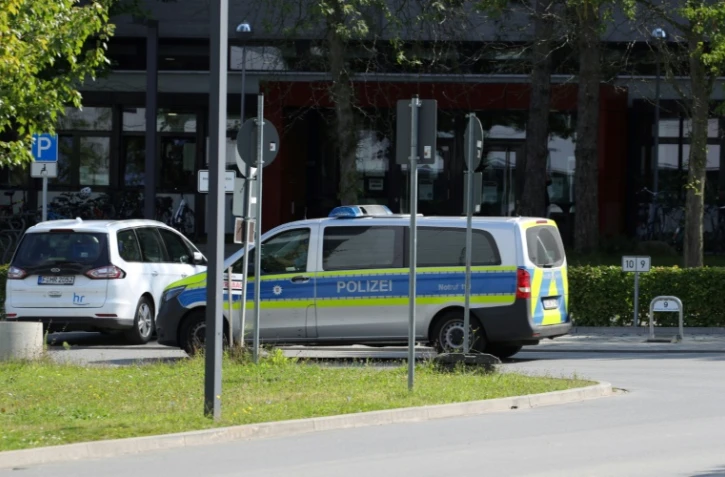 Une voiture de police devant l'université technique de Darmstadt, le 24 août 2021 en Allemagne