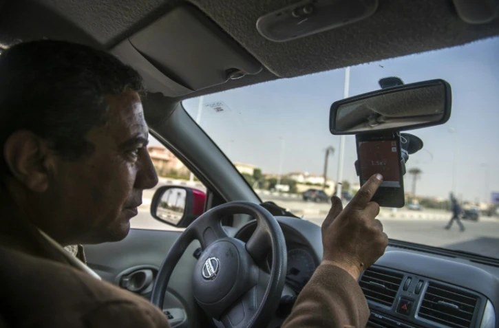 Ahmed Mahmoud, chauffeur Uber, cherche un itinéraire sur son smartphone, le 23 février 2016 au Caire