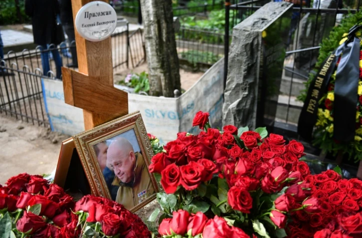La tombe d'Evguéni Prigojine, chef du groupe paramilitaire russe Wager, au cimetière de Porokhovskoïé, le 30 août 2023 à Saint-Pétersbourg