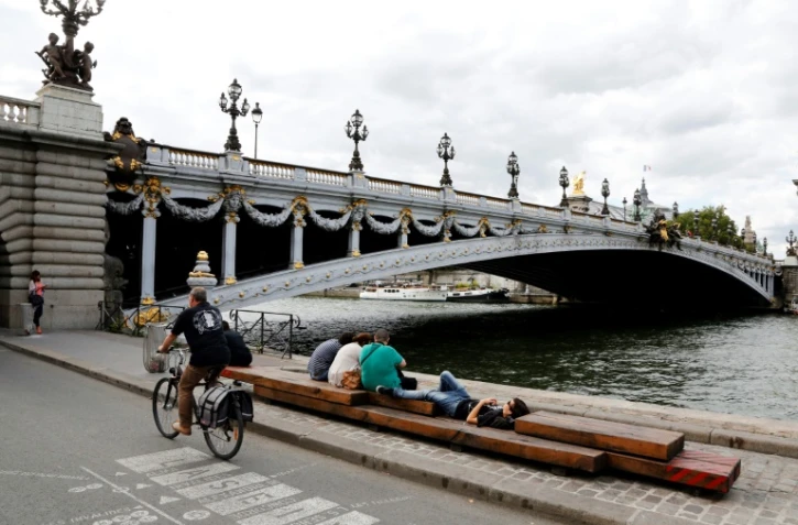 Des promeneurs sur les voies sur berges, le 29 juillet 2015 à Paris