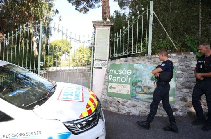 Des policiers devant l'entrée du musée Renoir à Cagnes-sur-Mer après le vol de quatre oeuvres d'art, le 8 septembre 2026 dans les Alpes-Maritimes