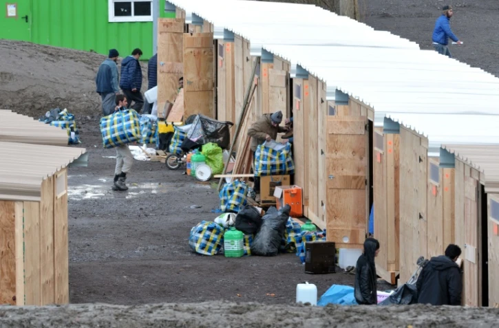 Des migrants et des réfugiés arrivent dans le premier camp français aux normes internationales à Grande-Synthe, dans le Nord, le 7 mars 2016
