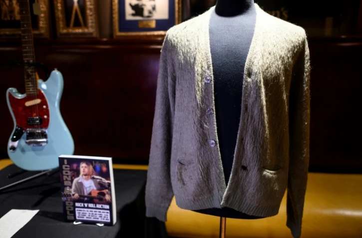 Gilet en laine porté par Kurt Cobain, exposé le 21 octobre 2019 au Hard Rock Cafe de New York avant une clou d'une vente aux enchères organisée par Julien's Auctions