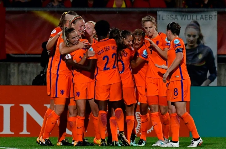 Les Néerlandaises se congratulent après un but contre la Belgique lors de l'Euro, le 24 juillet 2017 à Tilburg