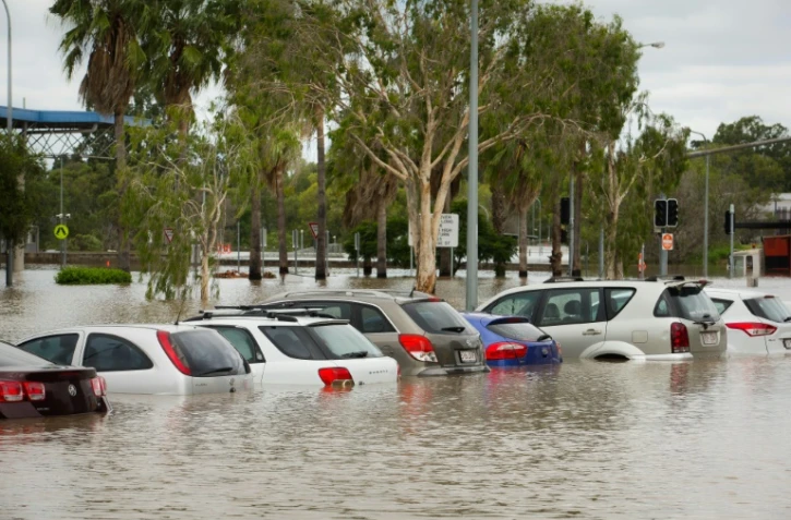 Des voitures submergée sur le parking de la gare de Beenleigh après le passage du cyclone Debbie, le 31 mars 2017